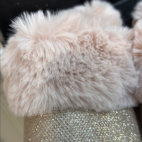 NWT Express Gold Women's Slippers - Picture 3 of 9